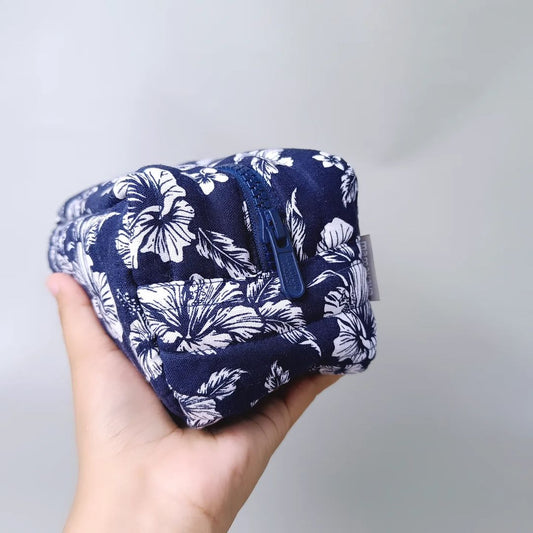 COSMETIC POUCH QUILTED_C6047_BUNGA RAYA NAVY