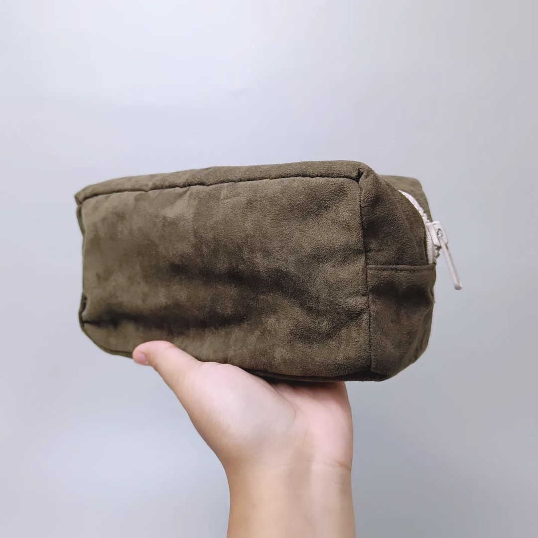 COSMETIC POUCH_C4093_SUEDE DARK ARMY