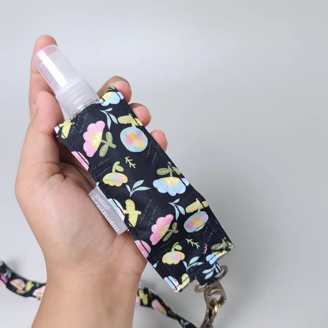 TALI LANYARD & HAND SANITIZER HOLDER_C4287_MINI AMARA BLACK