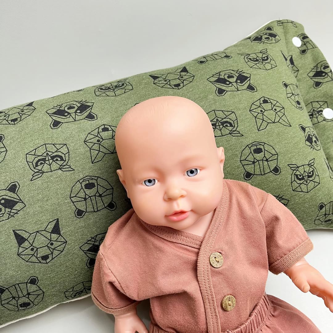 TRAVEL NURSING ARM PILLOW_B6327_FACE ANIMALS GREEN