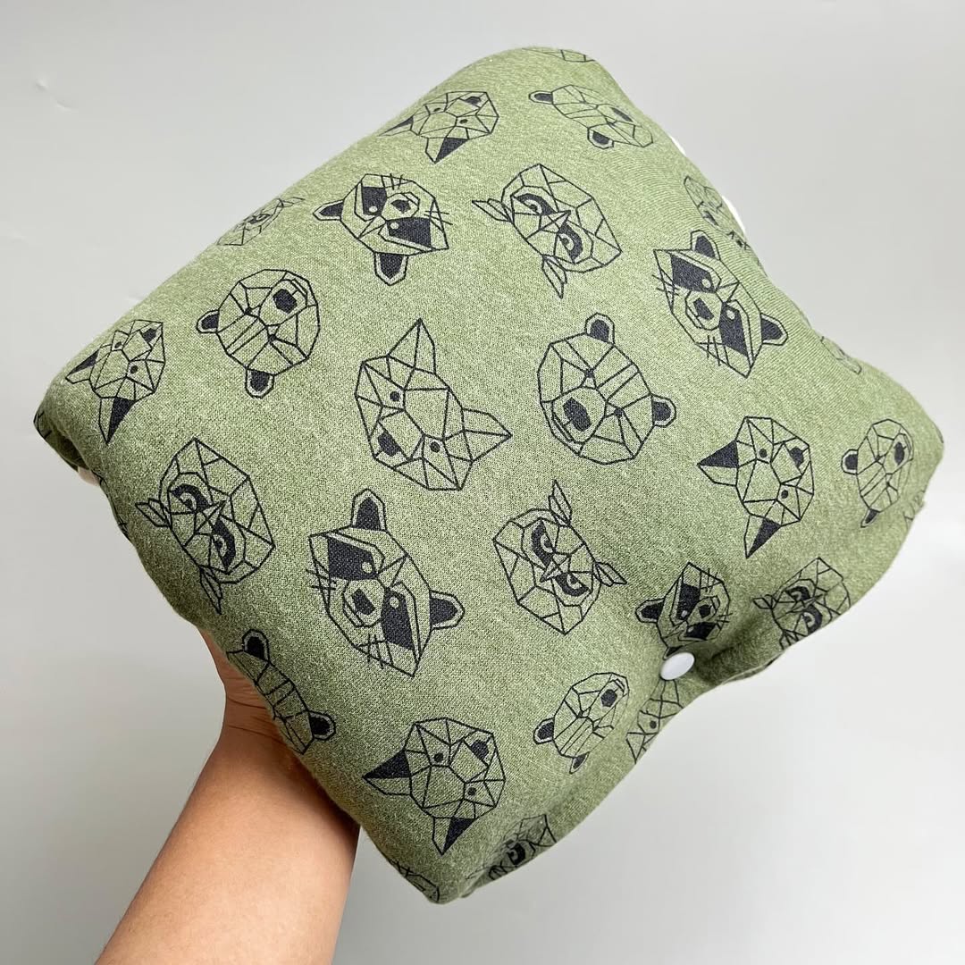 TRAVEL NURSING ARM PILLOW_B6327_FACE ANIMALS GREEN