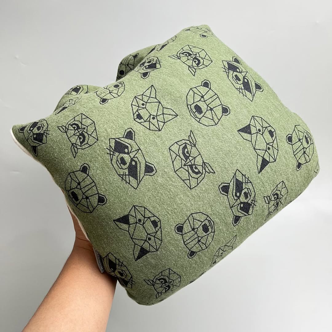 TRAVEL NURSING ARM PILLOW_B6327_FACE ANIMALS GREEN