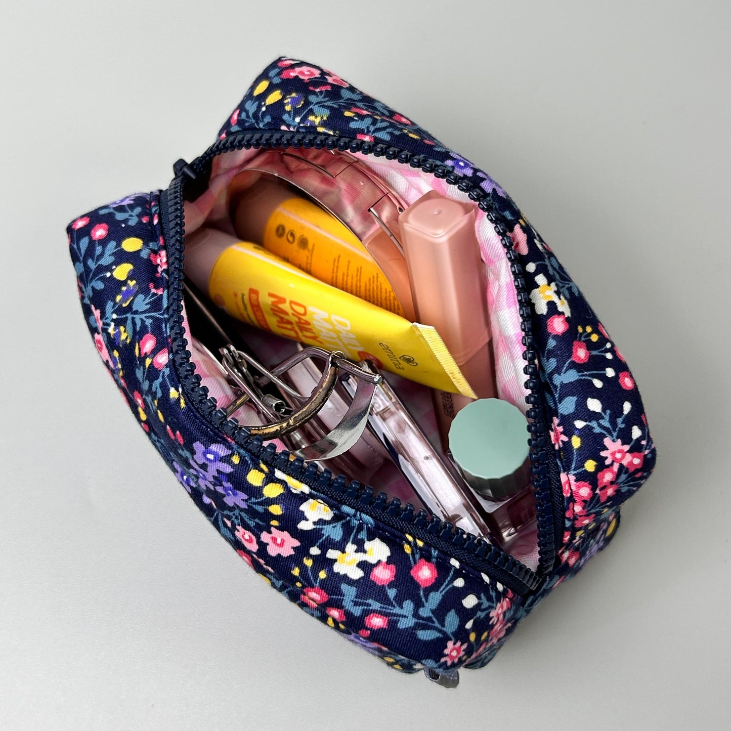 POUCH MEDIUM_A6154_DAFFODILS NAVY