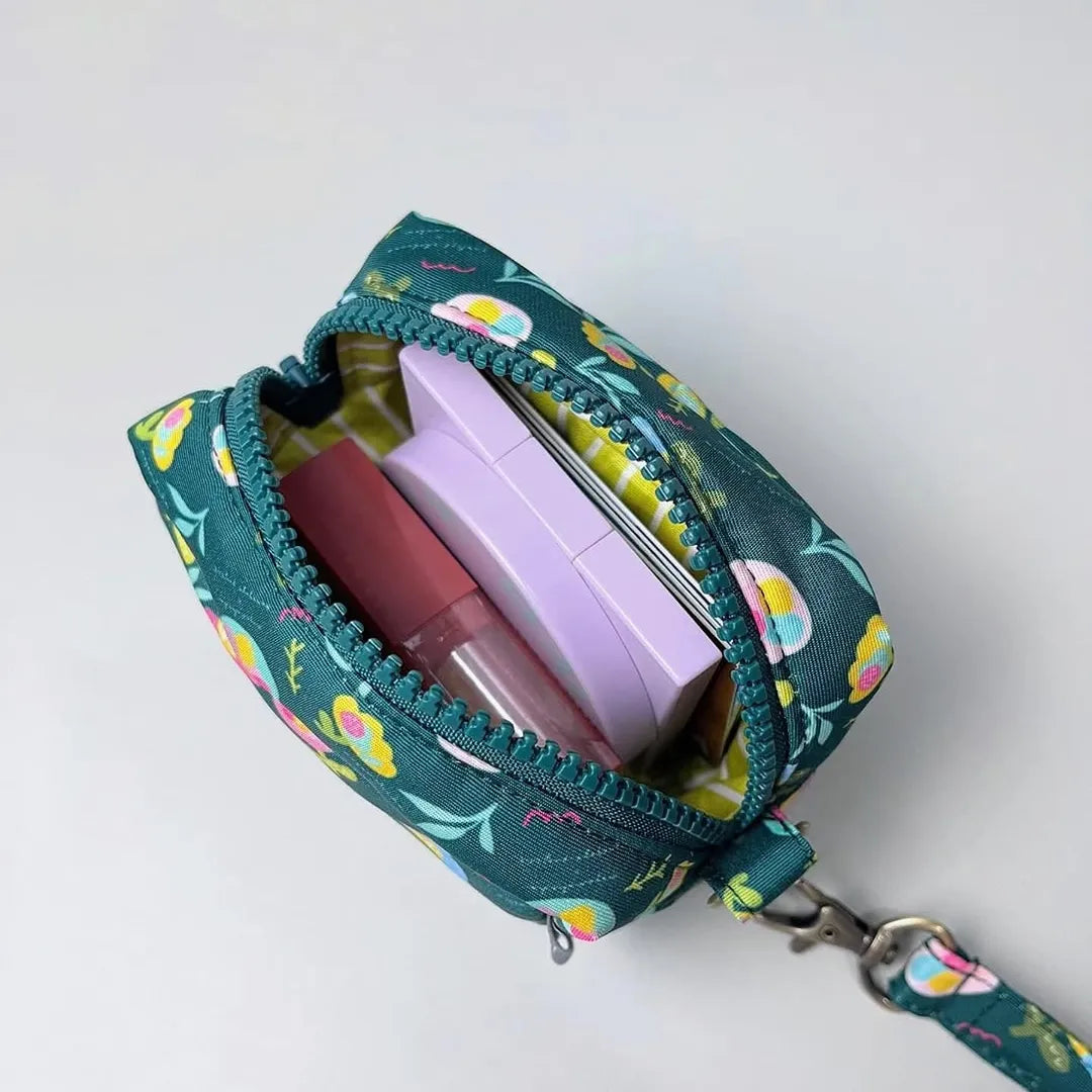 BOXY POUCH + LANYARD_C7087_MINI AMARA FOREST GREEN