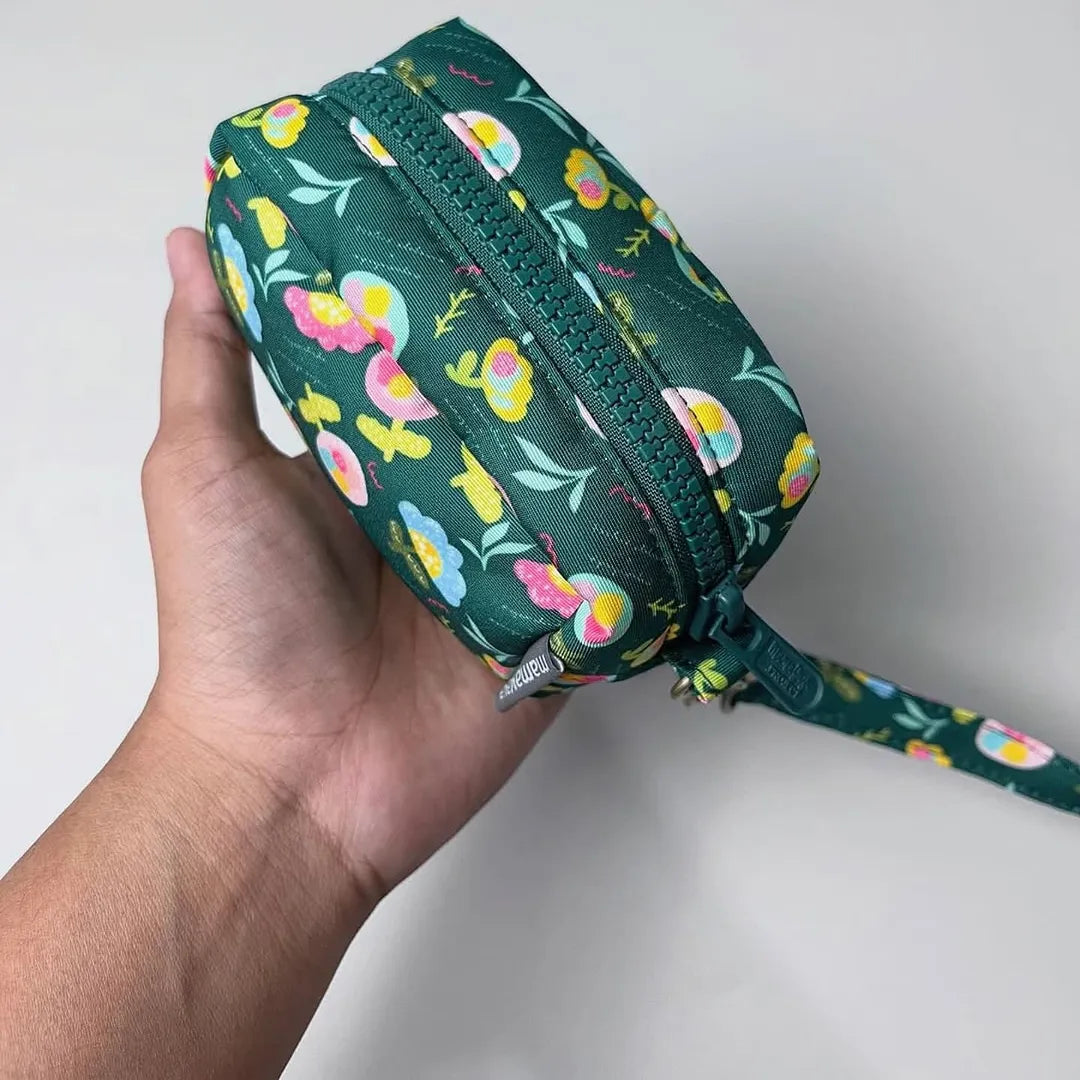 BOXY POUCH + LANYARD_C7087_MINI AMARA FOREST GREEN