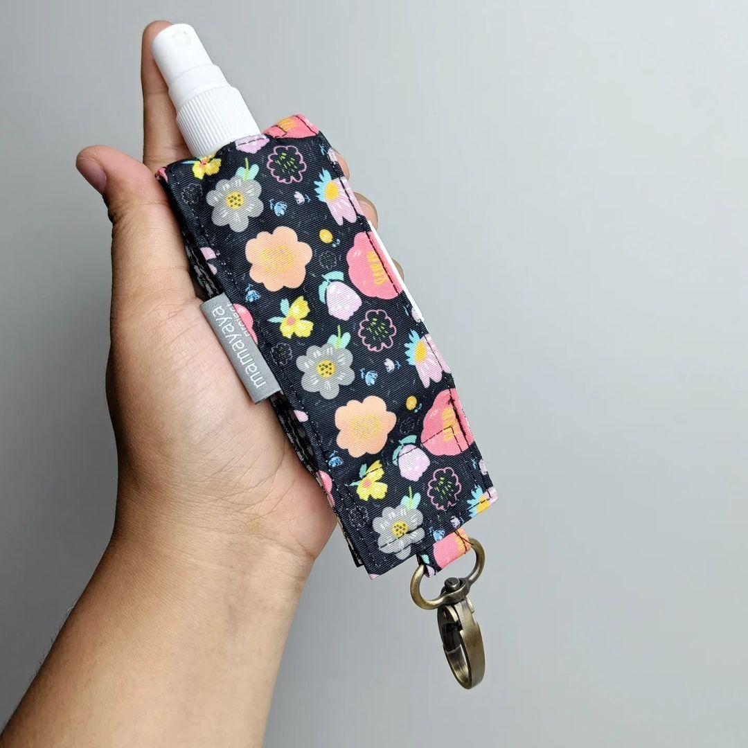 HAND SANITIZER HOLDER_C3180_AYANA BLACK_MILKY
