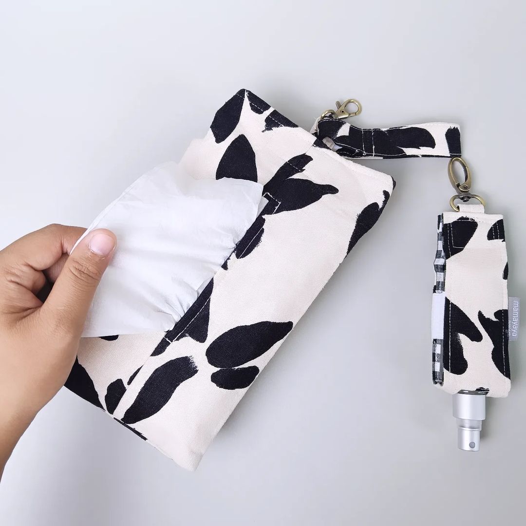 SET TISSUE POUCH & HAND SANITIZER HOLDER_C6041_ABSTRAK DAUN HITAM