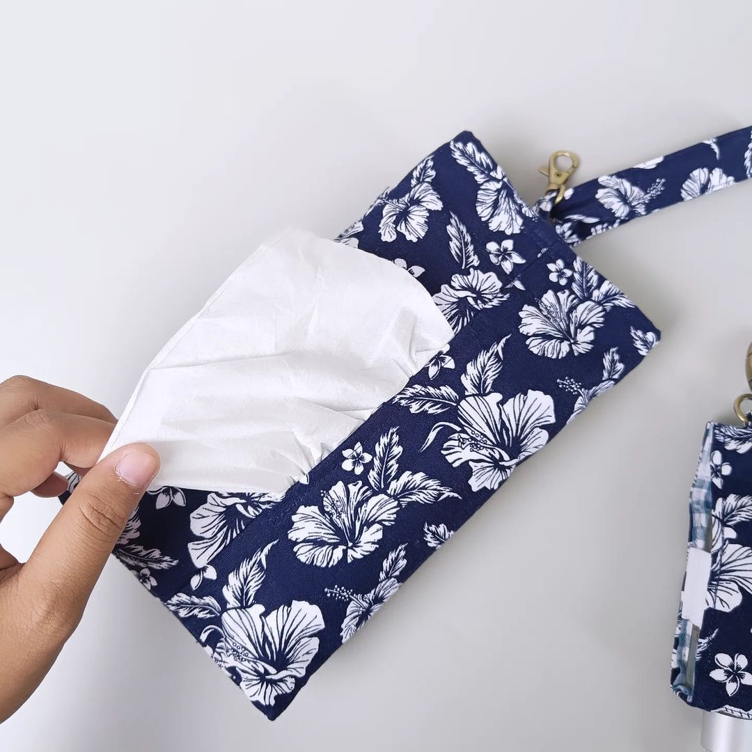 SET TISSUE POUCH & HAND SANITIZER_C6047_BUNGA RAYA NAVY