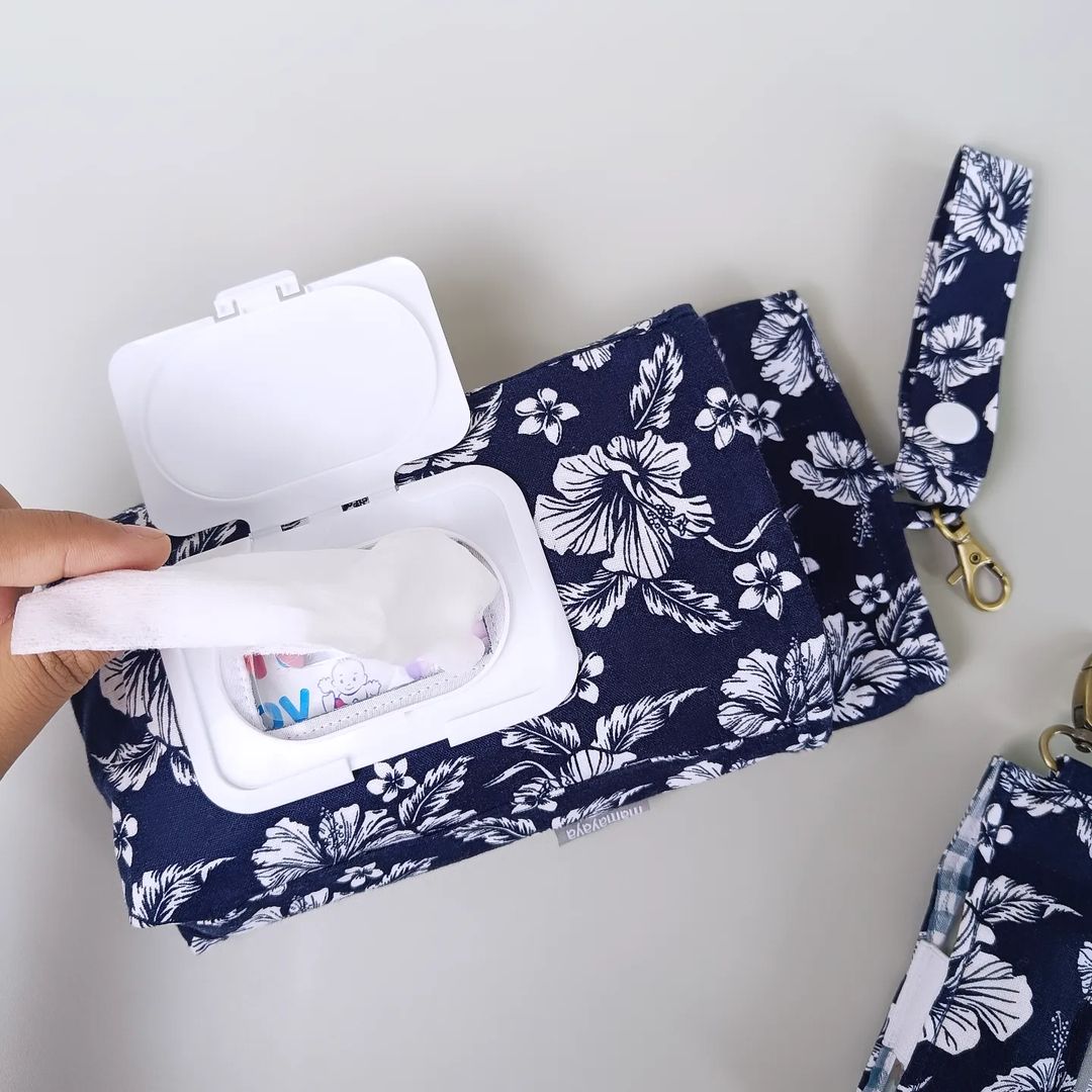 SET TISSUE POUCH & HAND SANITIZER_C6047_BUNGA RAYA NAVY