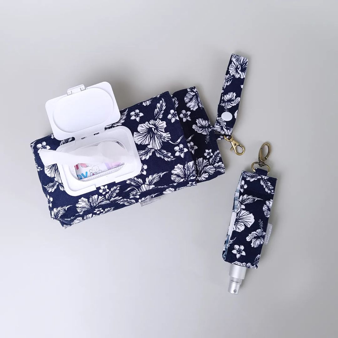 SET TISSUE POUCH & HAND SANITIZER_C6047_BUNGA RAYA NAVY