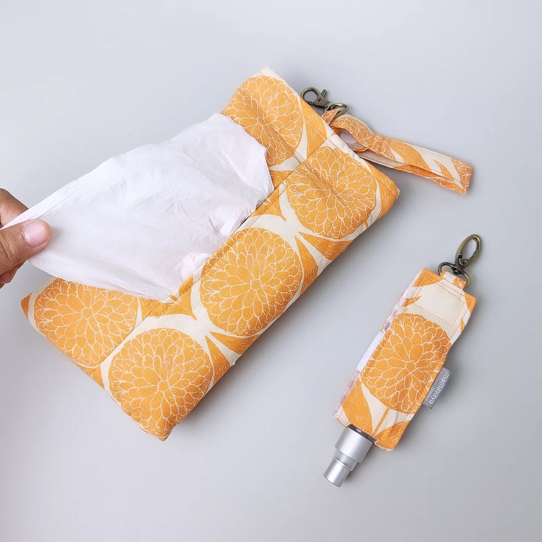 SET TISSUE POUCH & HAND SANITIZER HOLDER_C6049_BUTTERCUPS ORANGE