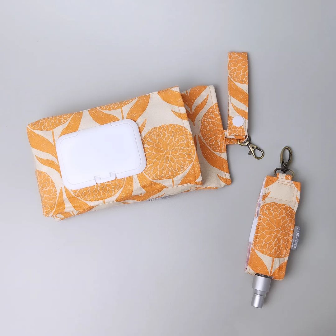 SET TISSUE POUCH & HAND SANITIZER HOLDER_C6049_BUTTERCUPS ORANGE