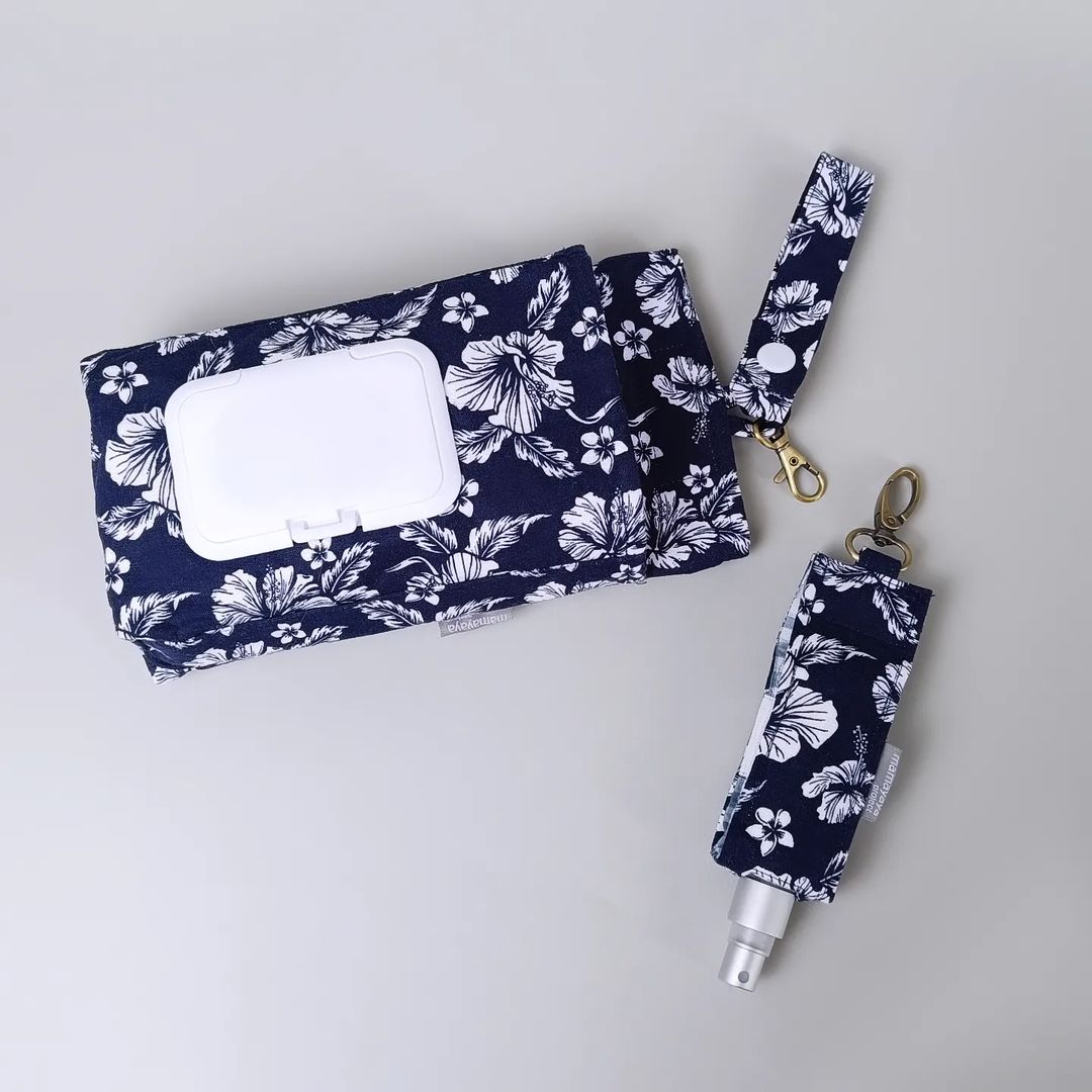 SET TISSUE POUCH & HAND SANITIZER_C6047_BUNGA RAYA NAVY