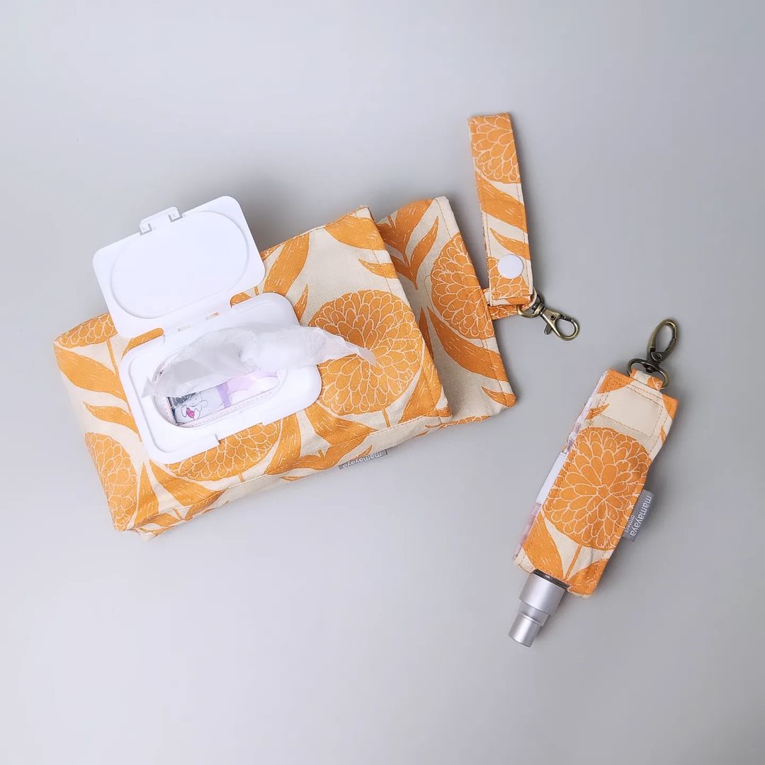 SET TISSUE POUCH & HAND SANITIZER HOLDER_C6049_BUTTERCUPS ORANGE