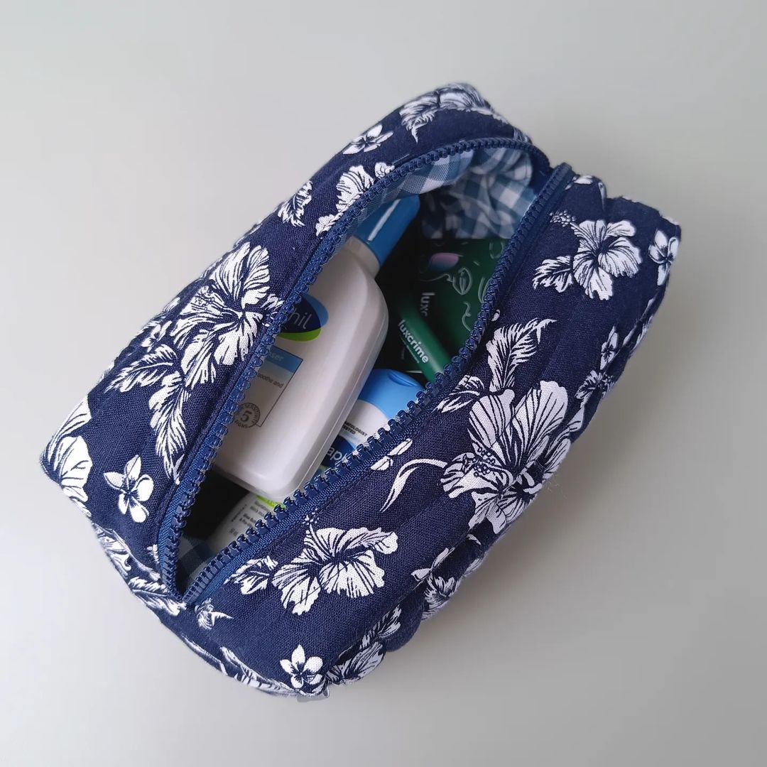 COSMETIC POUCH QUILTED_C6047_BUNGA RAYA NAVY