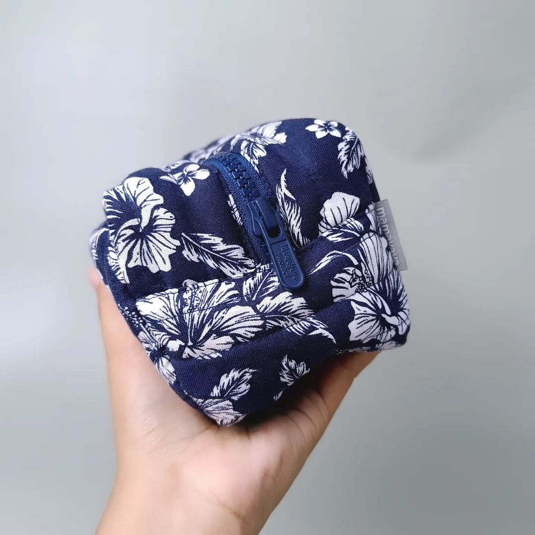 COSMETIC POUCH QUILTED_C6047_BUNGA RAYA NAVY