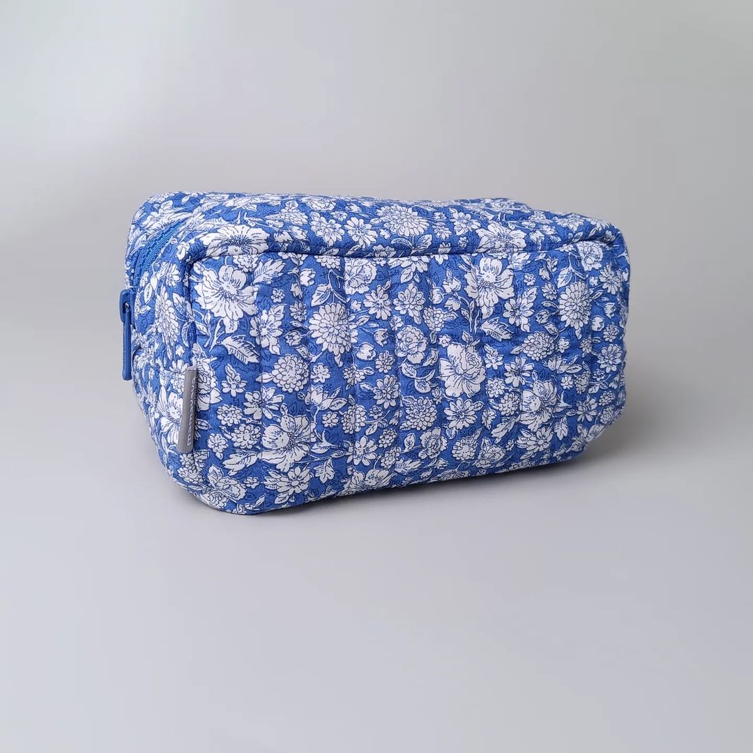 COSMETIC POUCH QUILTED_C4259_BUNGA ASTER BIRU