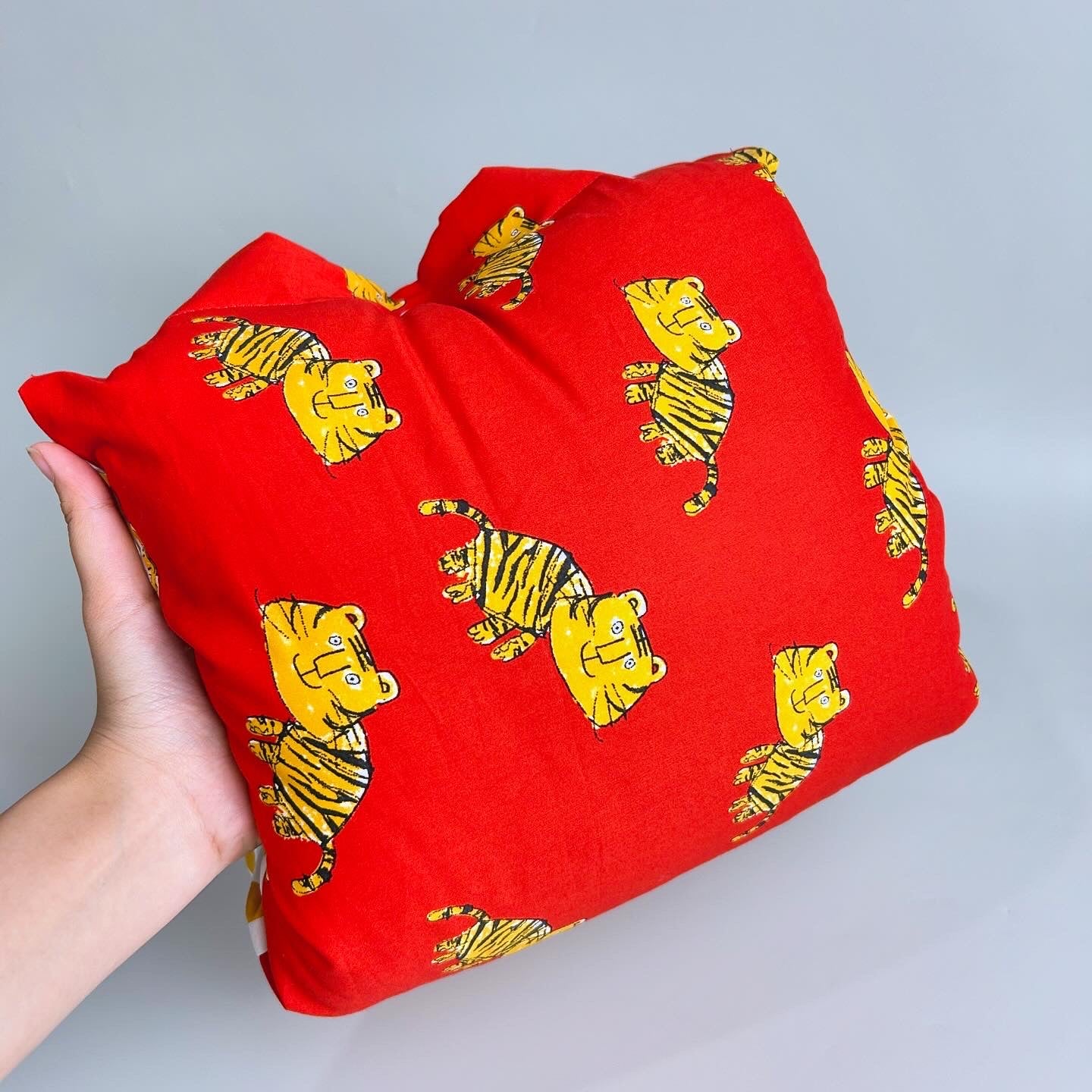 TRAVEL NURSING ARM PILLOW_⁠A7026_TIGER RED