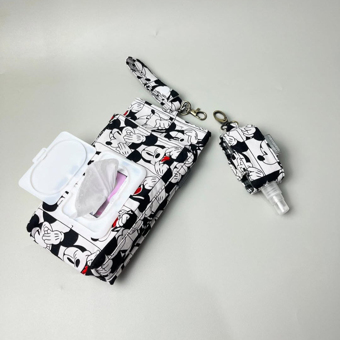 SET TISSUE POUCH 2 IN 1 & HAND SANITIZER HOLDER_C4057_MICKEY FACE MONOCROME