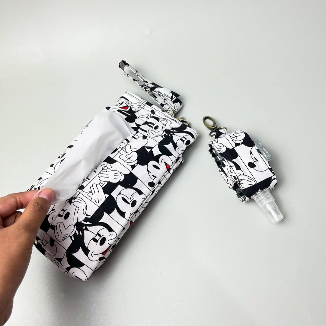 SET TISSUE POUCH 2 IN 1 & HAND SANITIZER HOLDER_C4057_MICKEY FACE MONOCROME