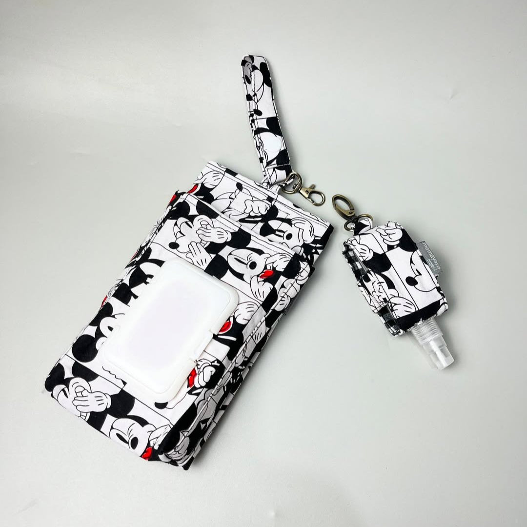 SET TISSUE POUCH 2 IN 1 & HAND SANITIZER HOLDER_C4057_MICKEY FACE MONOCROME