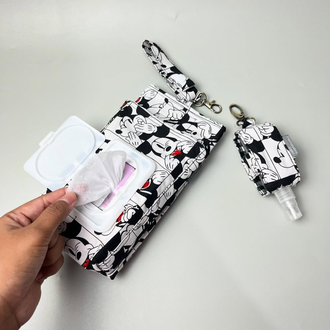 SET TISSUE POUCH 2 IN 1 & HAND SANITIZER HOLDER_C4057_MICKEY FACE MONOCROME