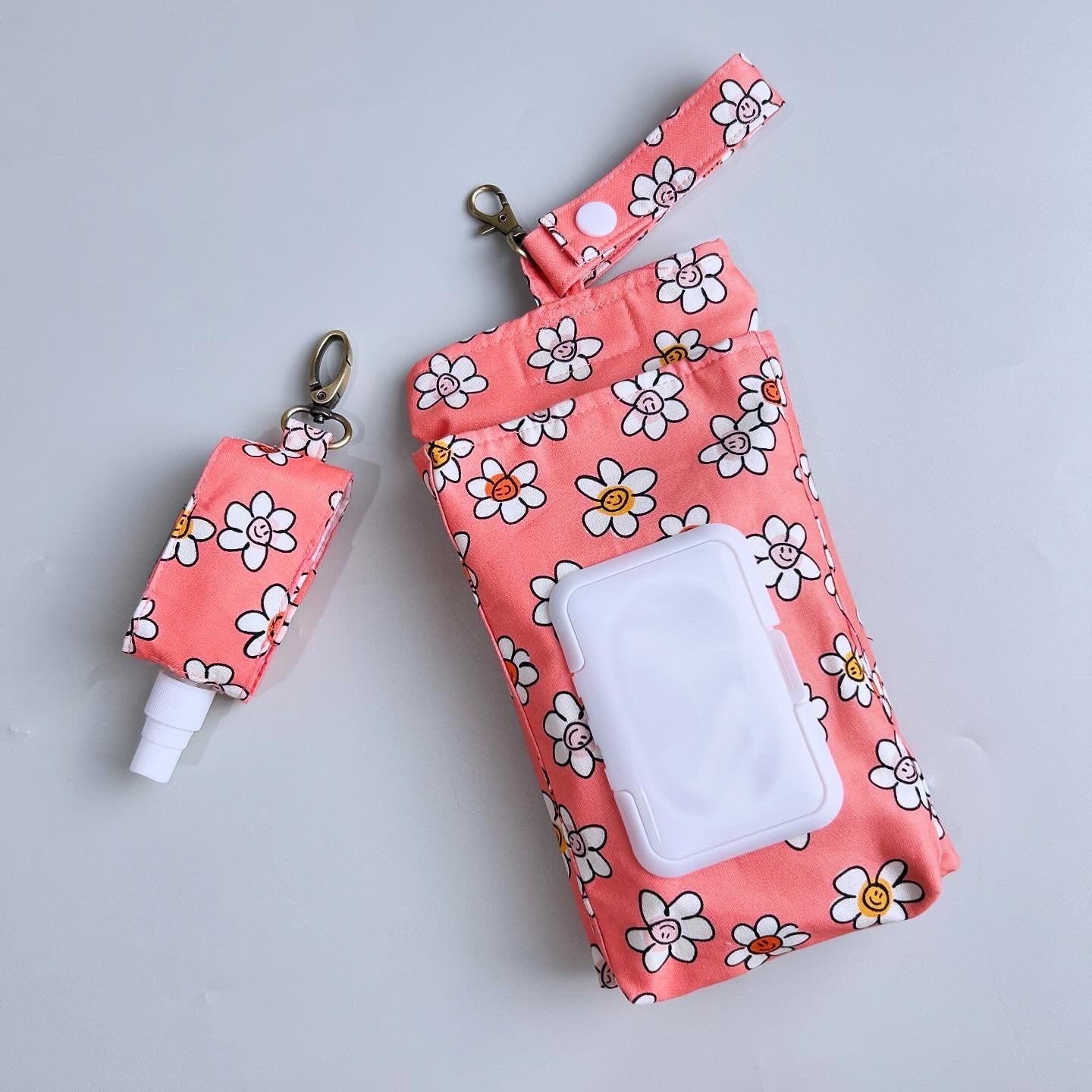 SET TISSUE POUCH 2 IN 1 & HAND SANITIZER HOLDER_A7025_DAISY SMILE