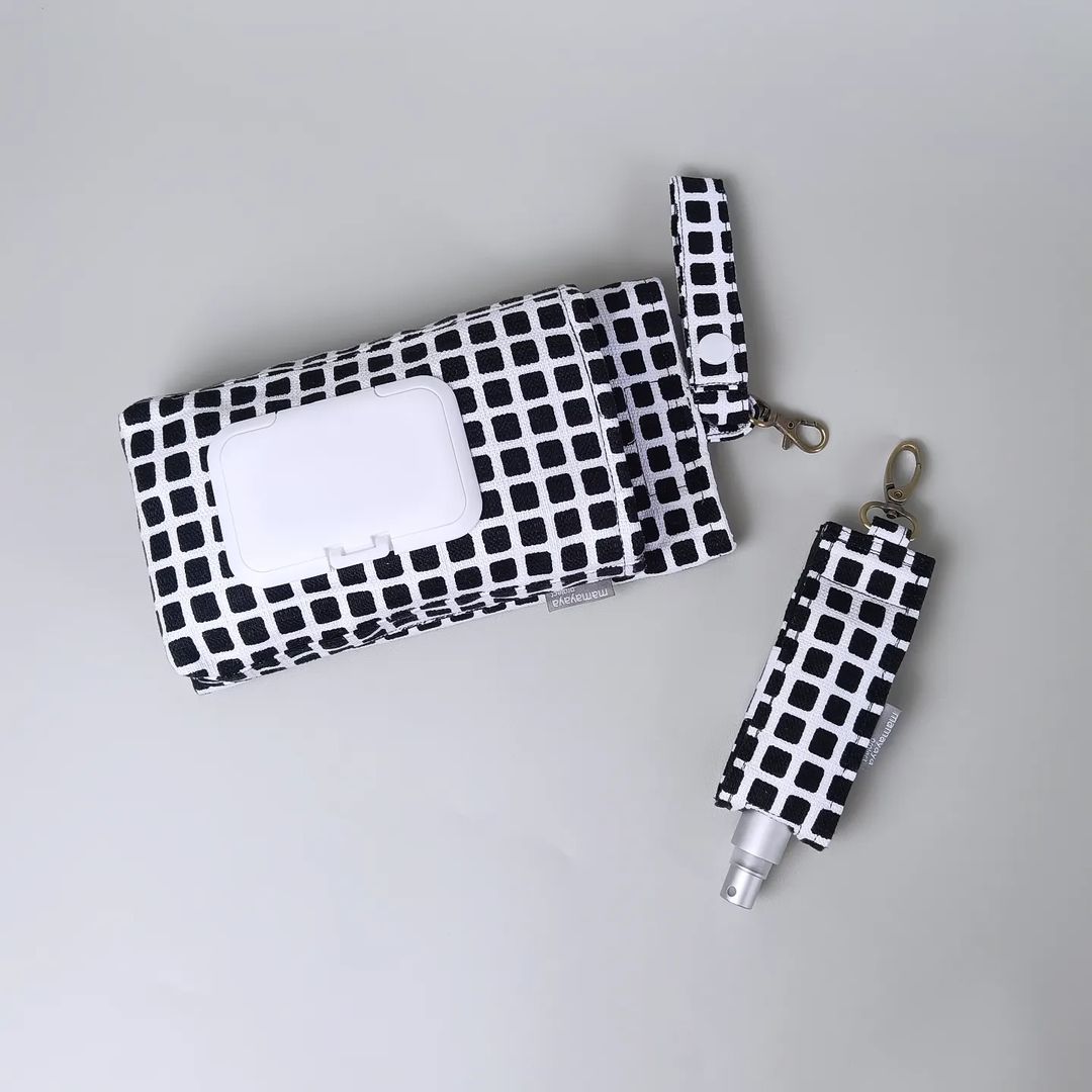 SET TISSUE POUCH & HAND SANITIZER HOLDER_C6053_BLACK SQUARE