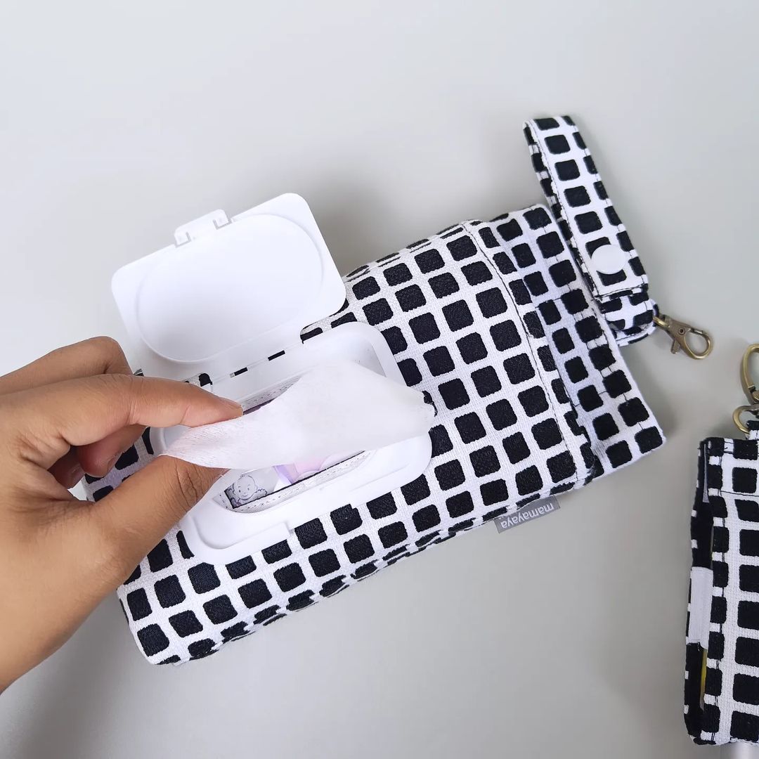 SET TISSUE POUCH & HAND SANITIZER HOLDER_C6053_BLACK SQUARE