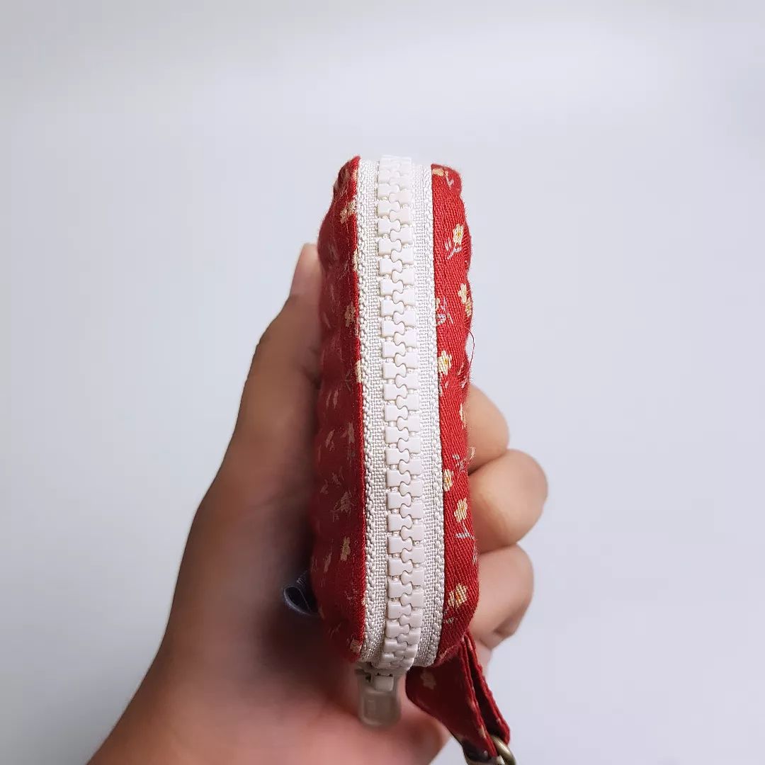 POUCH COIN_A2083QU_BUNGA MINI DASAR MERAH