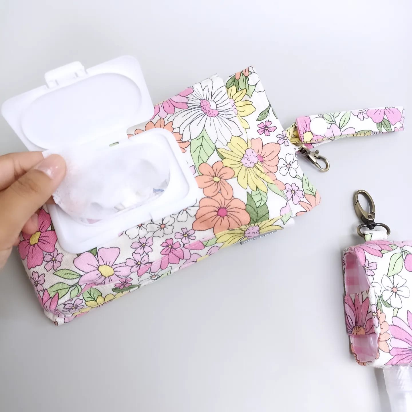 SET TISSUE POUCH & HAND SANITIZER HOLDER_C6148_CALENDULA FULLCOLOUR