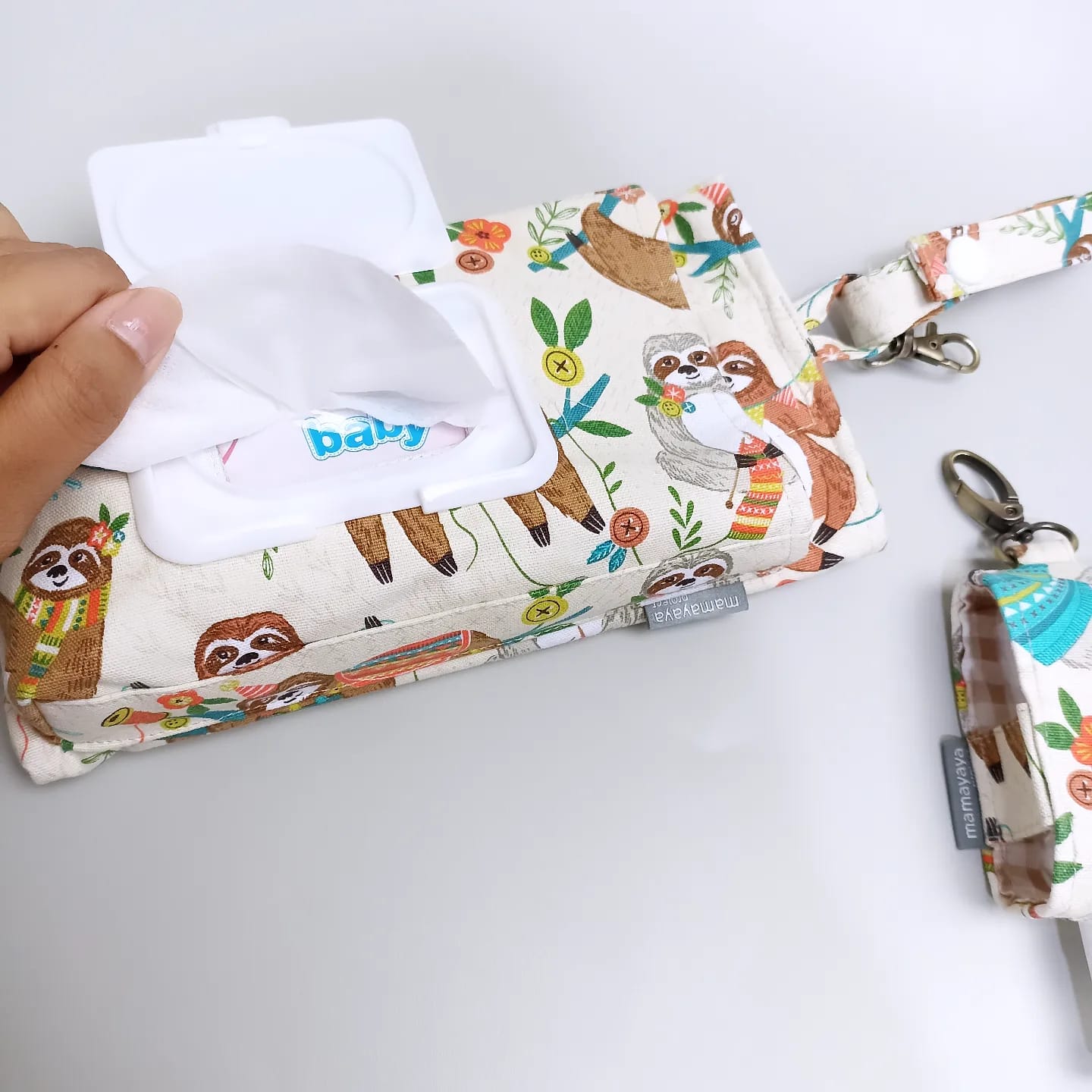 SET TISSUE POUCH & HAND SANITIZER HOLDER_C6179_ANIMAL SLOTH CREAM