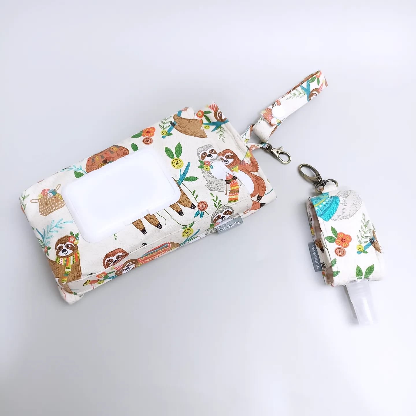 SET TISSUE POUCH & HAND SANITIZER HOLDER_C6179_ANIMAL SLOTH CREAM