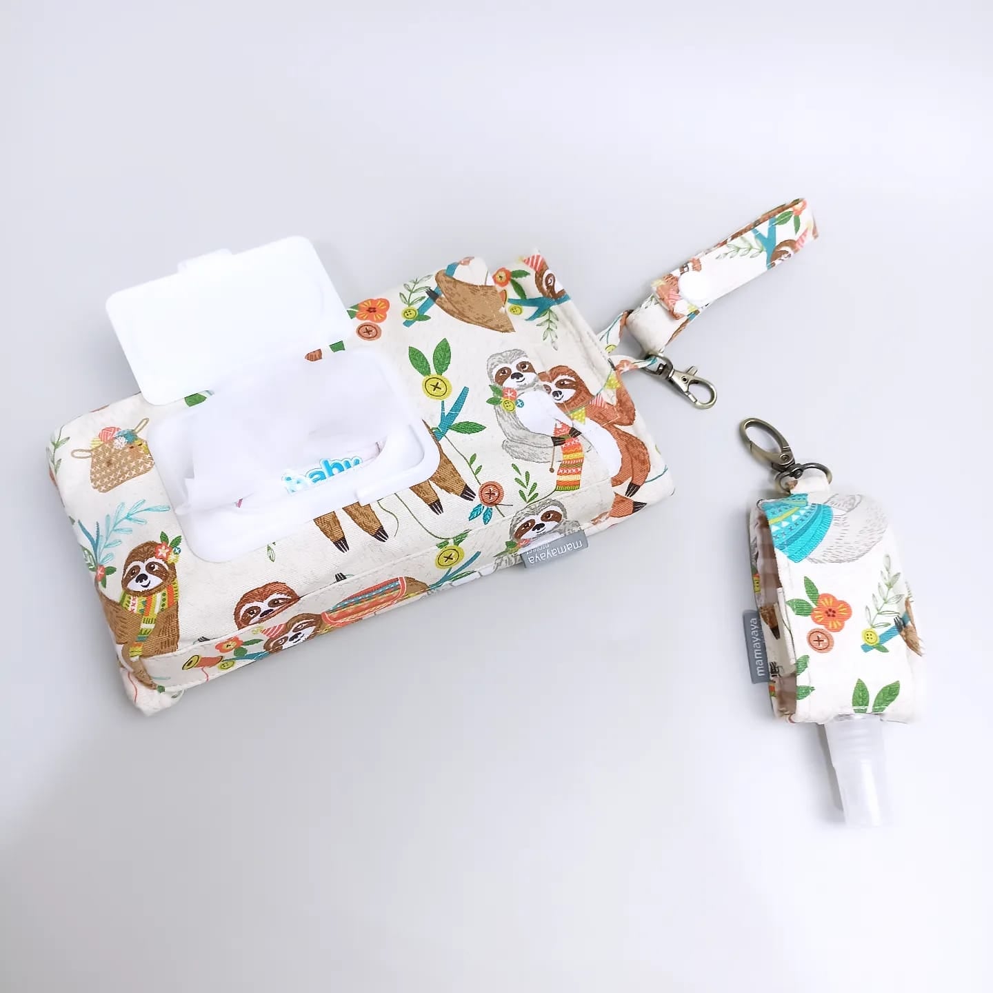 SET TISSUE POUCH & HAND SANITIZER HOLDER_C6179_ANIMAL SLOTH CREAM