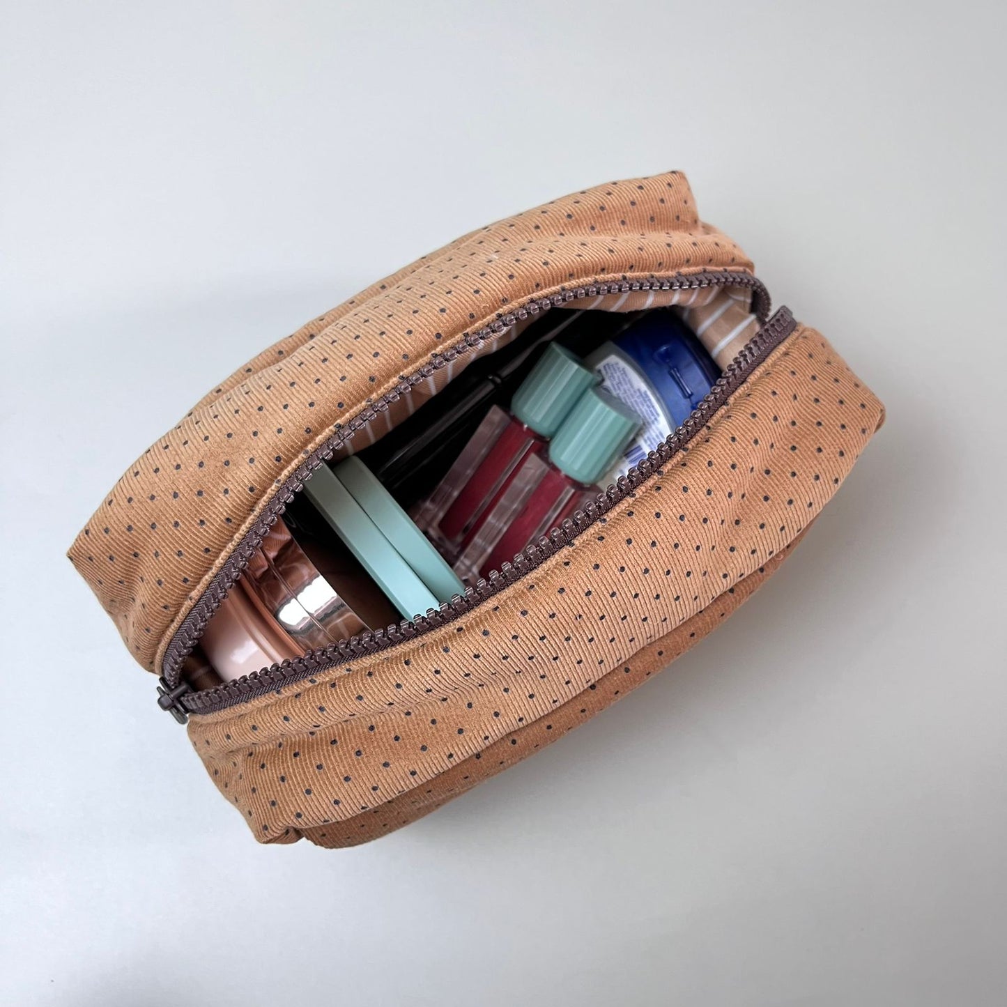 COSMETIC POUCH PUFFY_C6150_POLKA COKLAT
