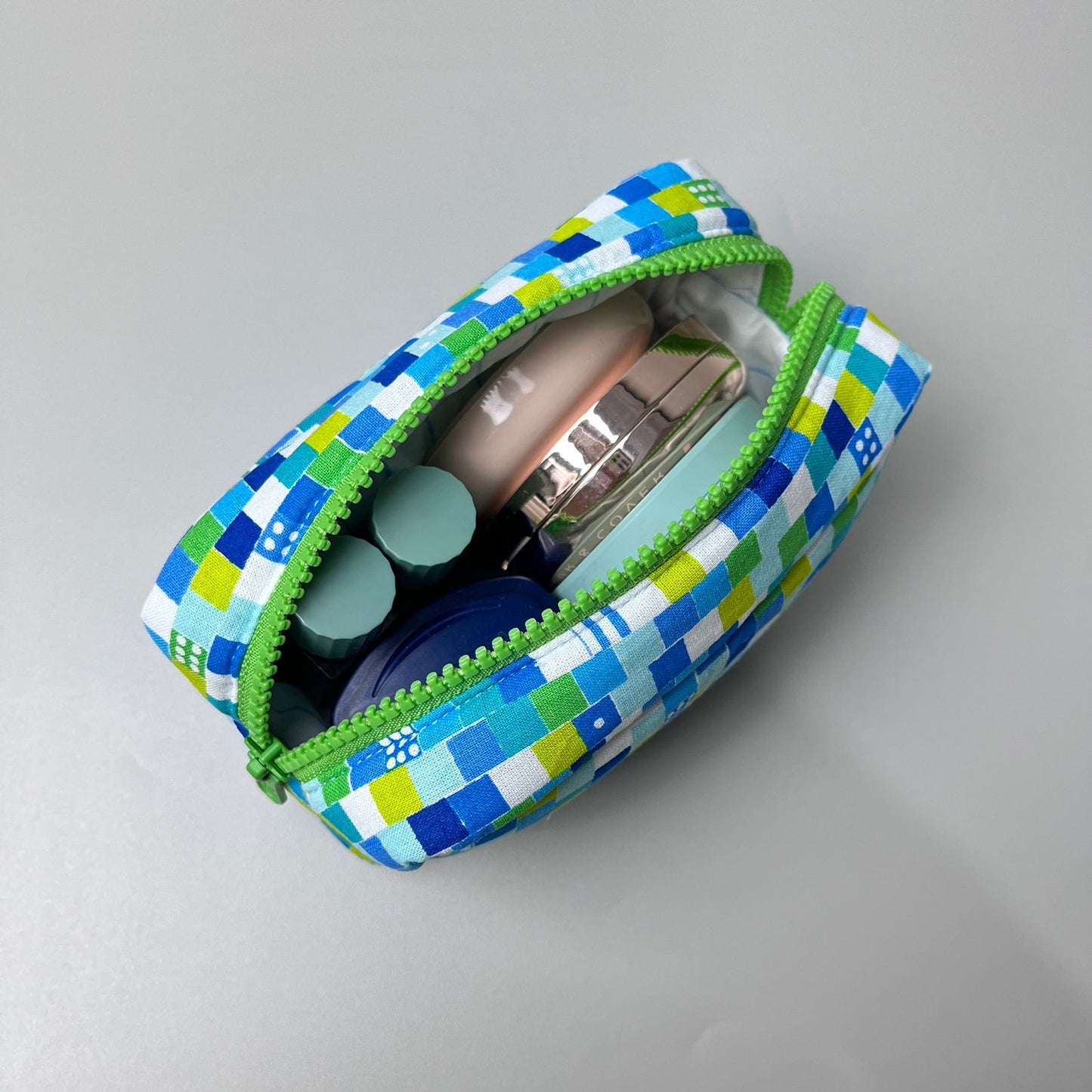 POUCH MEDIUM_C7057_DADU BIRU
