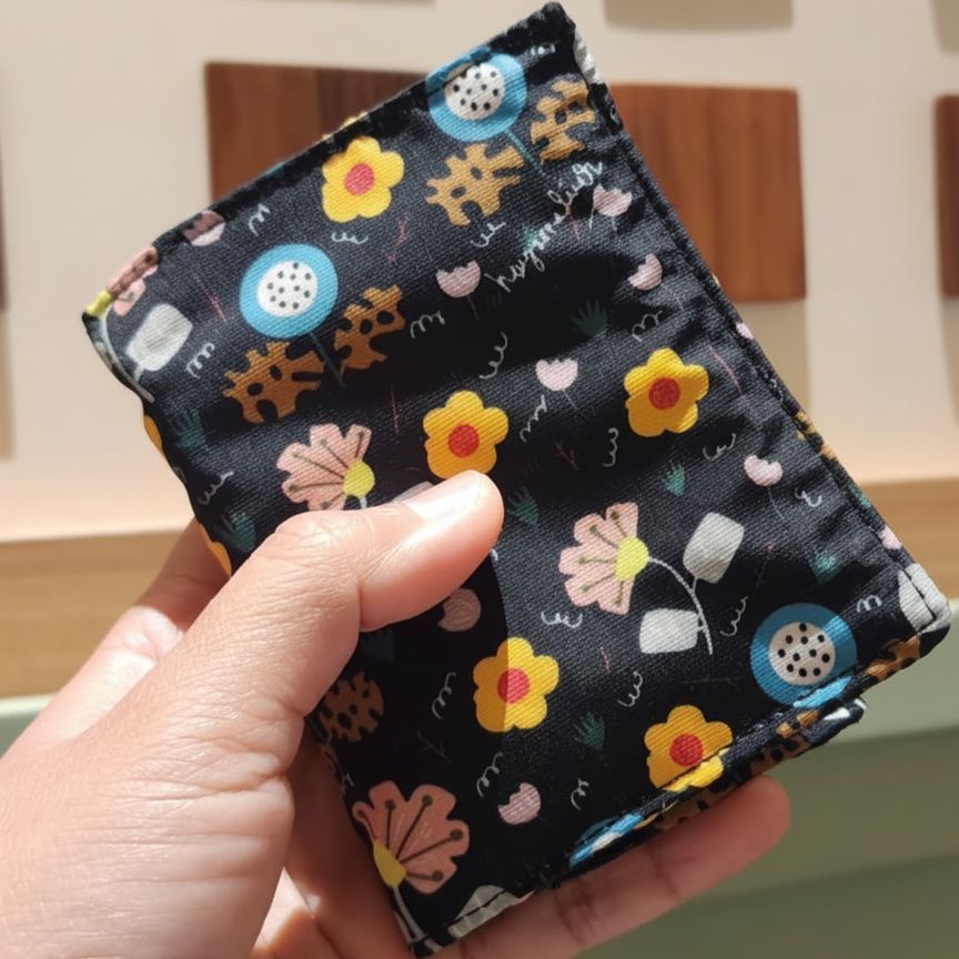 CARD HOLDER_BLOOMS BLACK
