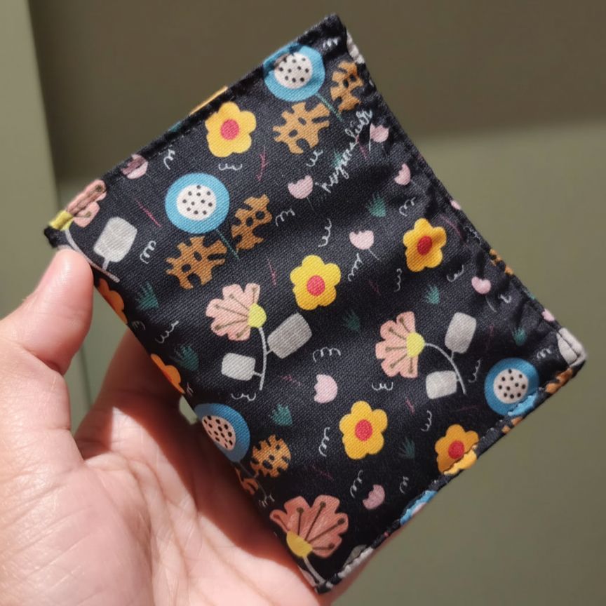 CARD HOLDER_BLOOMS BLACK