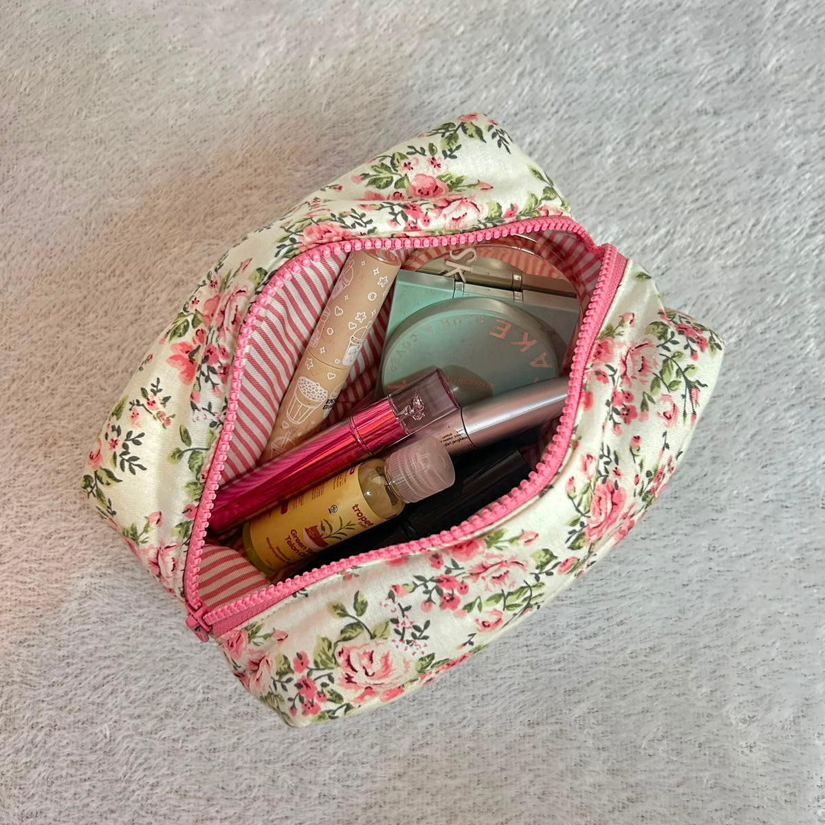 COSMETIC POUCH PUFFY_ROSE DASAR BW