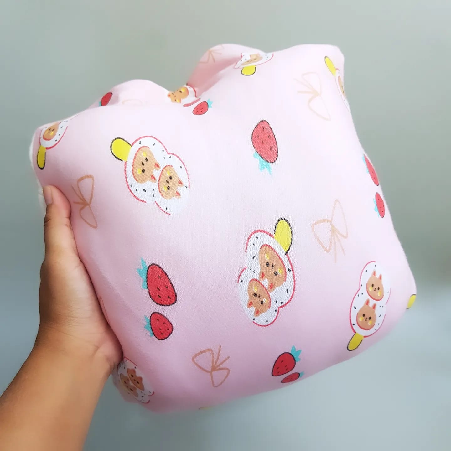 TRAVEL NURSING ARM PILLOW_B6166_STRAWBERRY RIBBONS