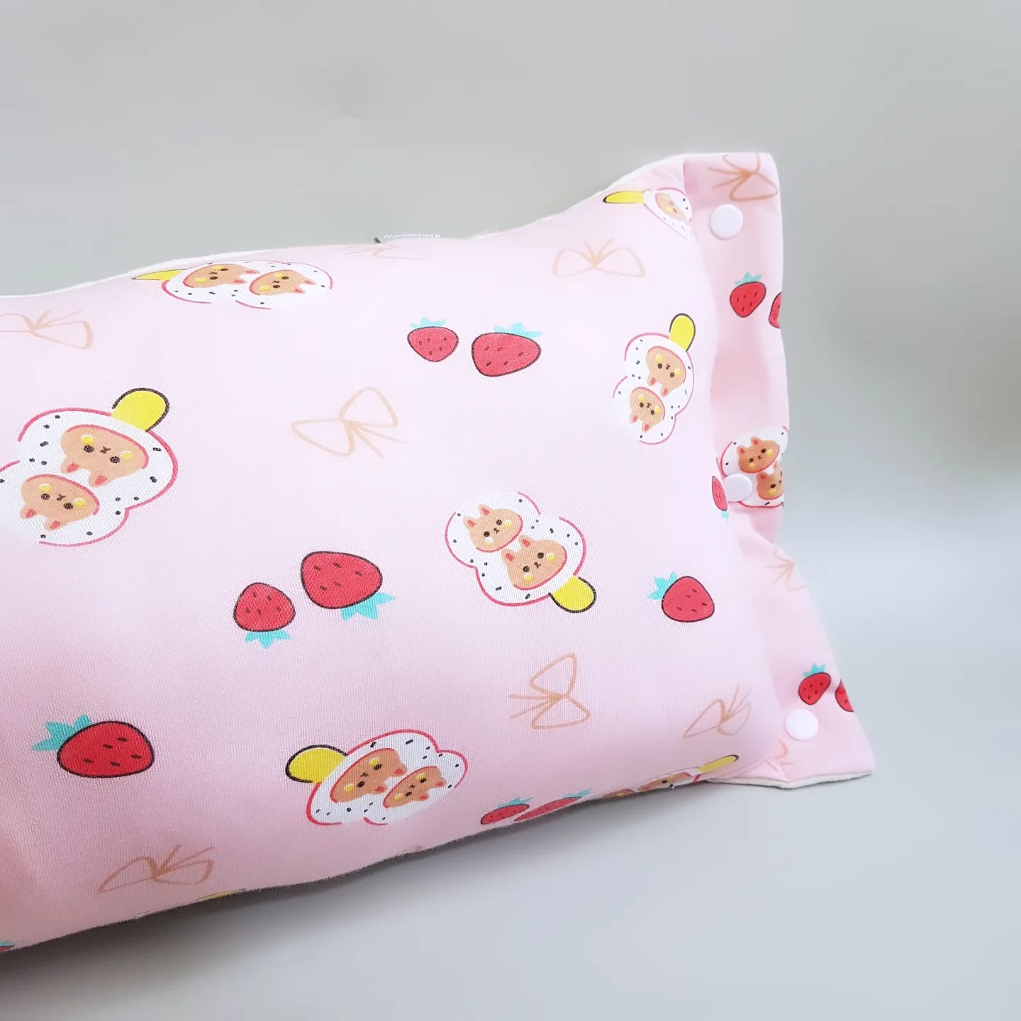 TRAVEL NURSING ARM PILLOW_B6166_STRAWBERRY RIBBONS