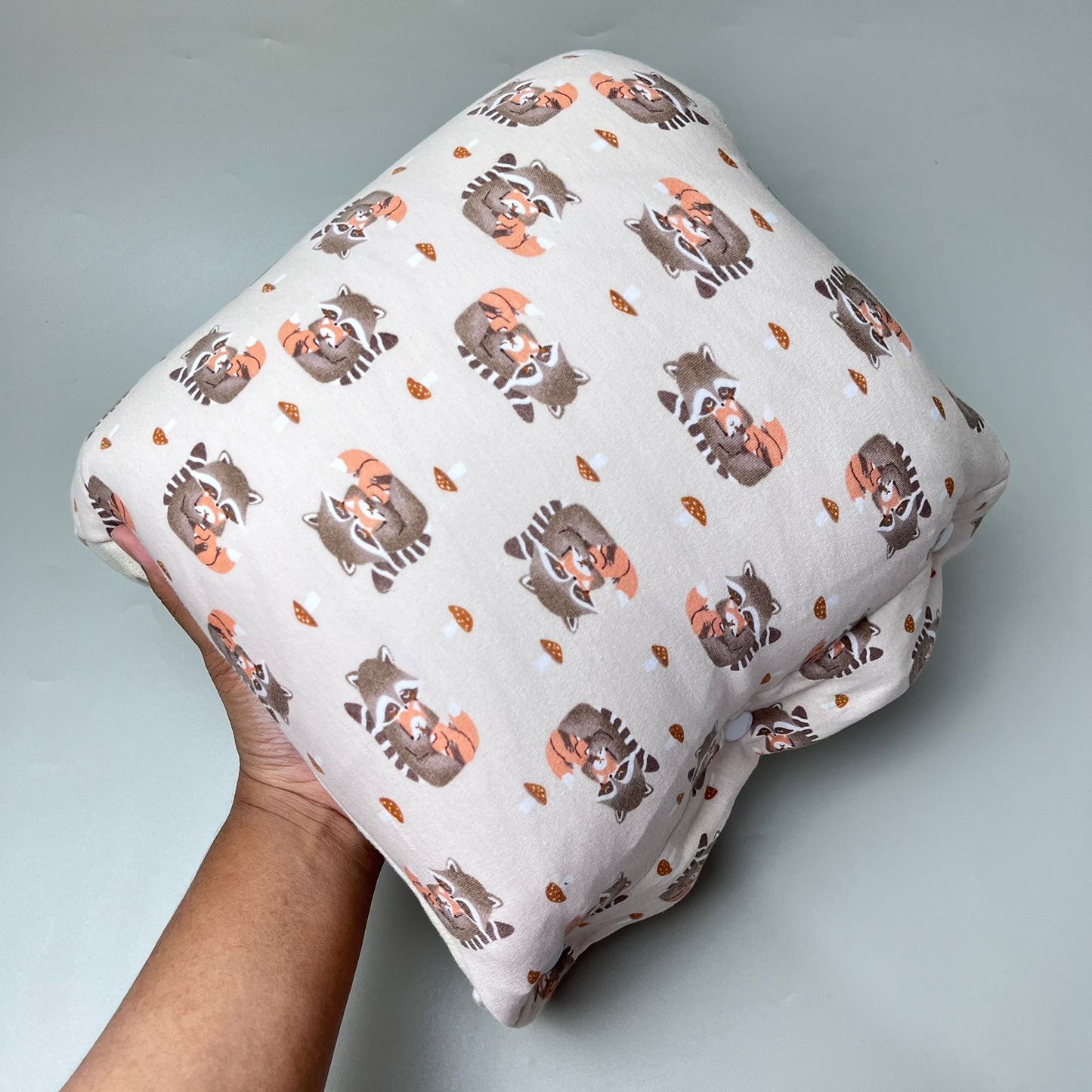 TRAVEL NURSING ARM PILLOW_⁠B7284_RACOON COKLAT