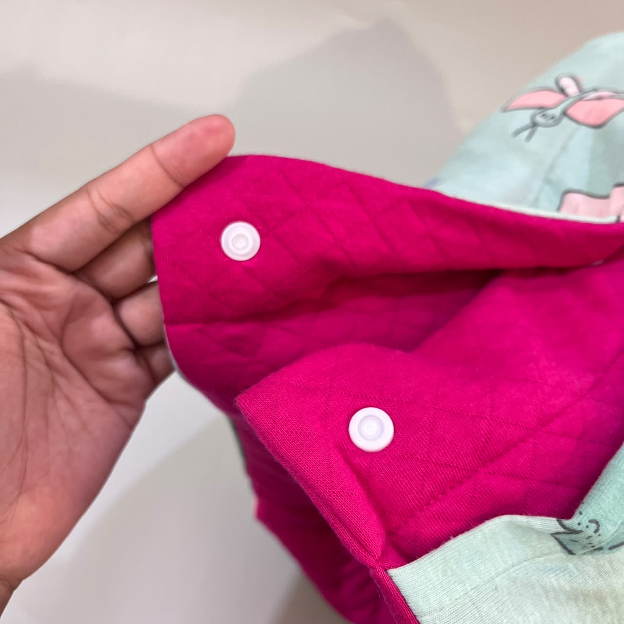 TRAVEL NURSING ARM PILLOW_KELINCI TOSCA EMBOS PINK (KAOS)