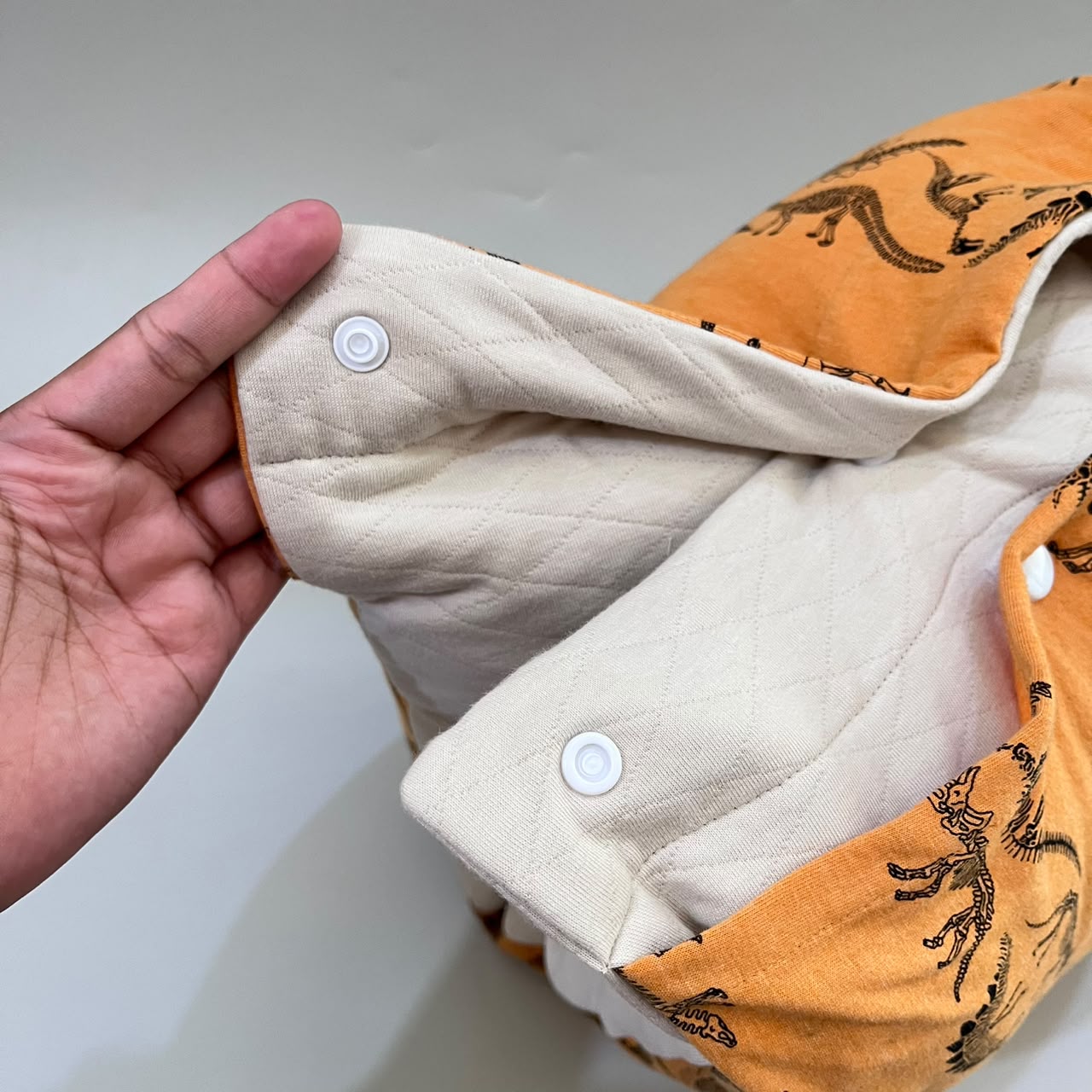 TRAVEL NURSING ARM PILLOW_DINO KUNING (KAOS)
