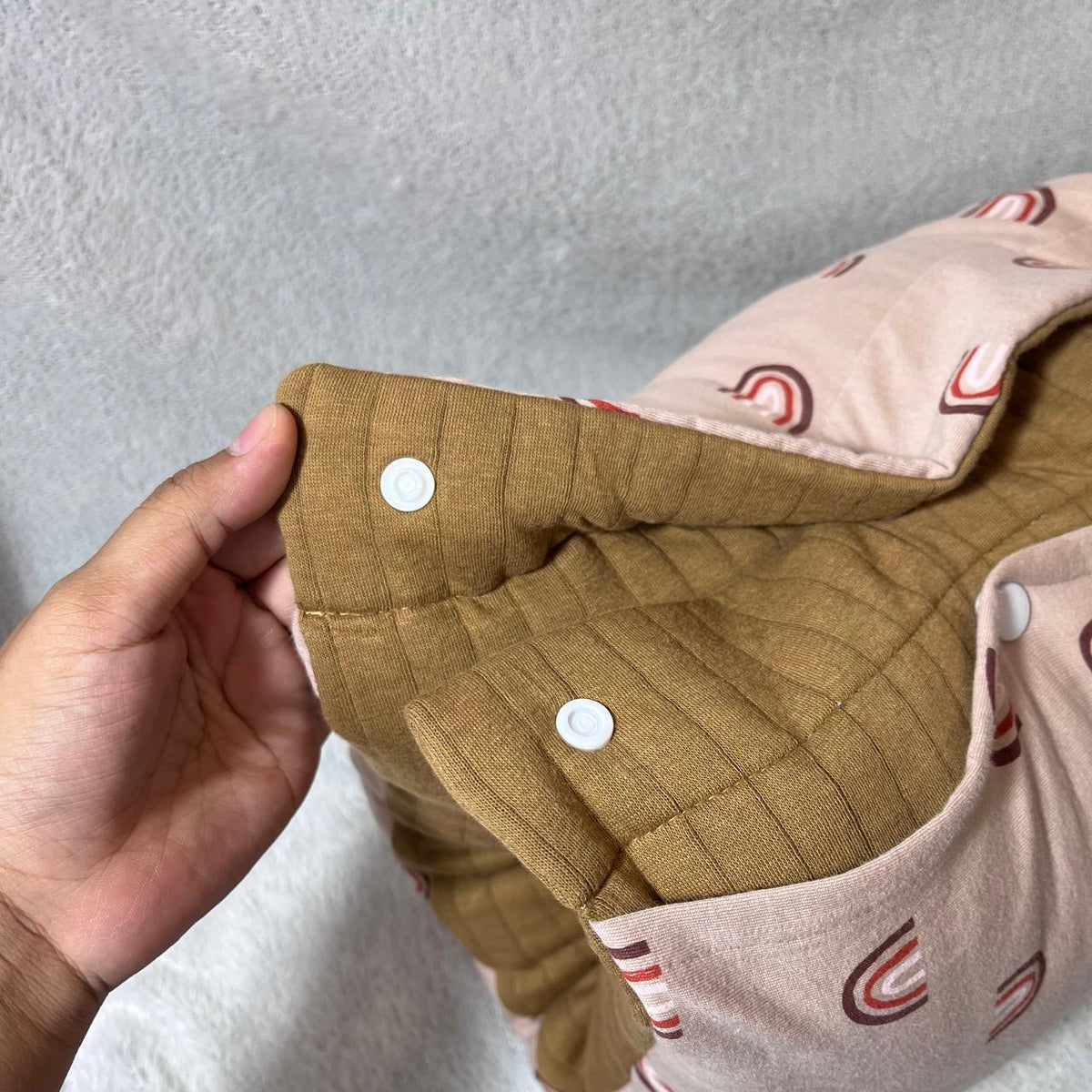 TRAVEL NURSING ARM PILLOW_PELANGI COKLAT (KAOS)