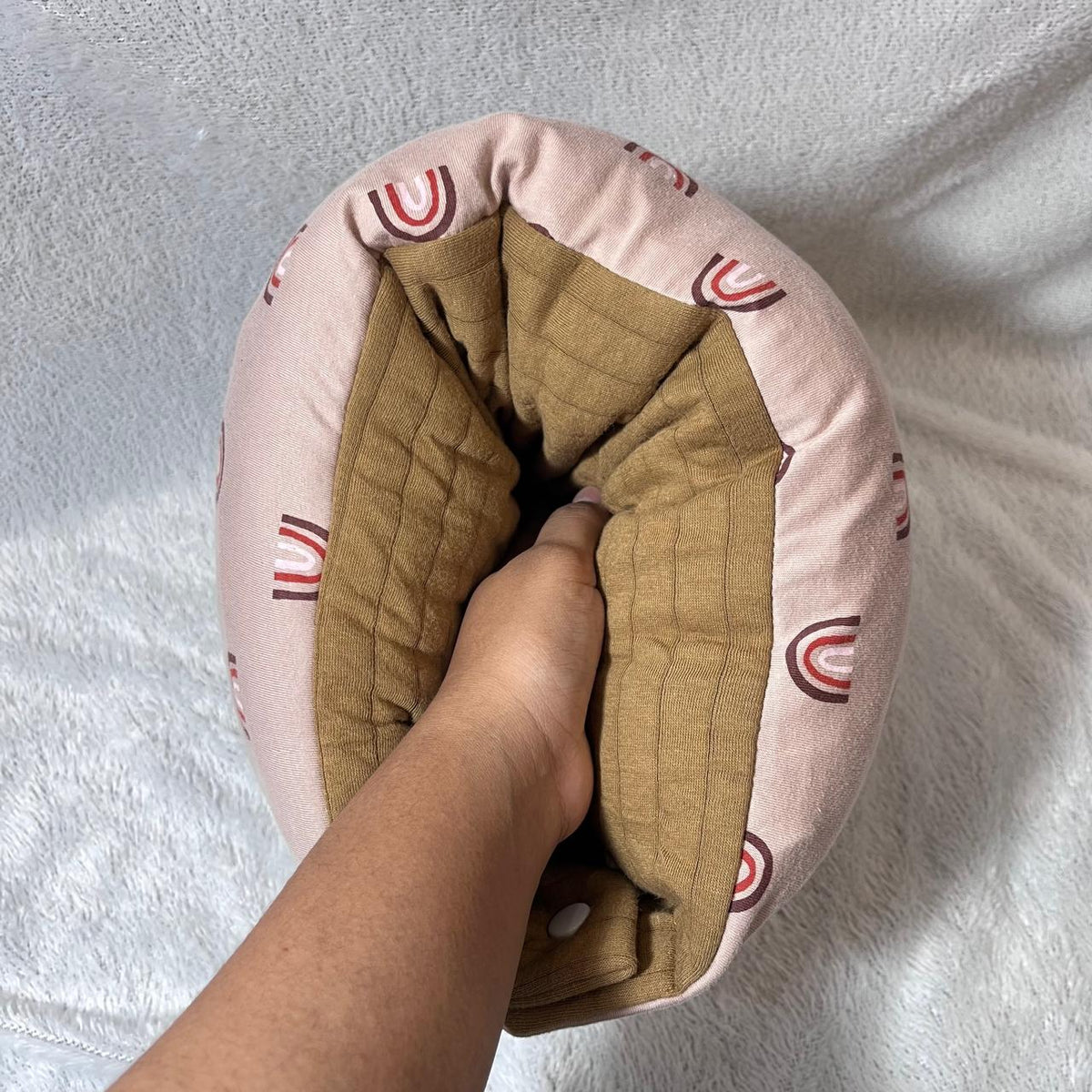 TRAVEL NURSING ARM PILLOW_PELANGI COKLAT (KAOS)