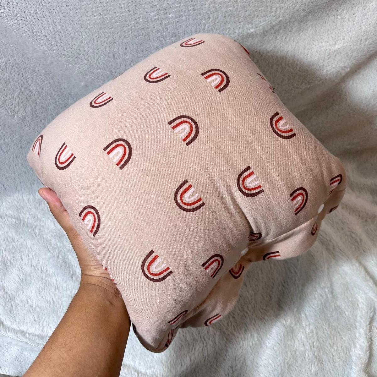 TRAVEL NURSING ARM PILLOW_PELANGI COKLAT (KAOS)
