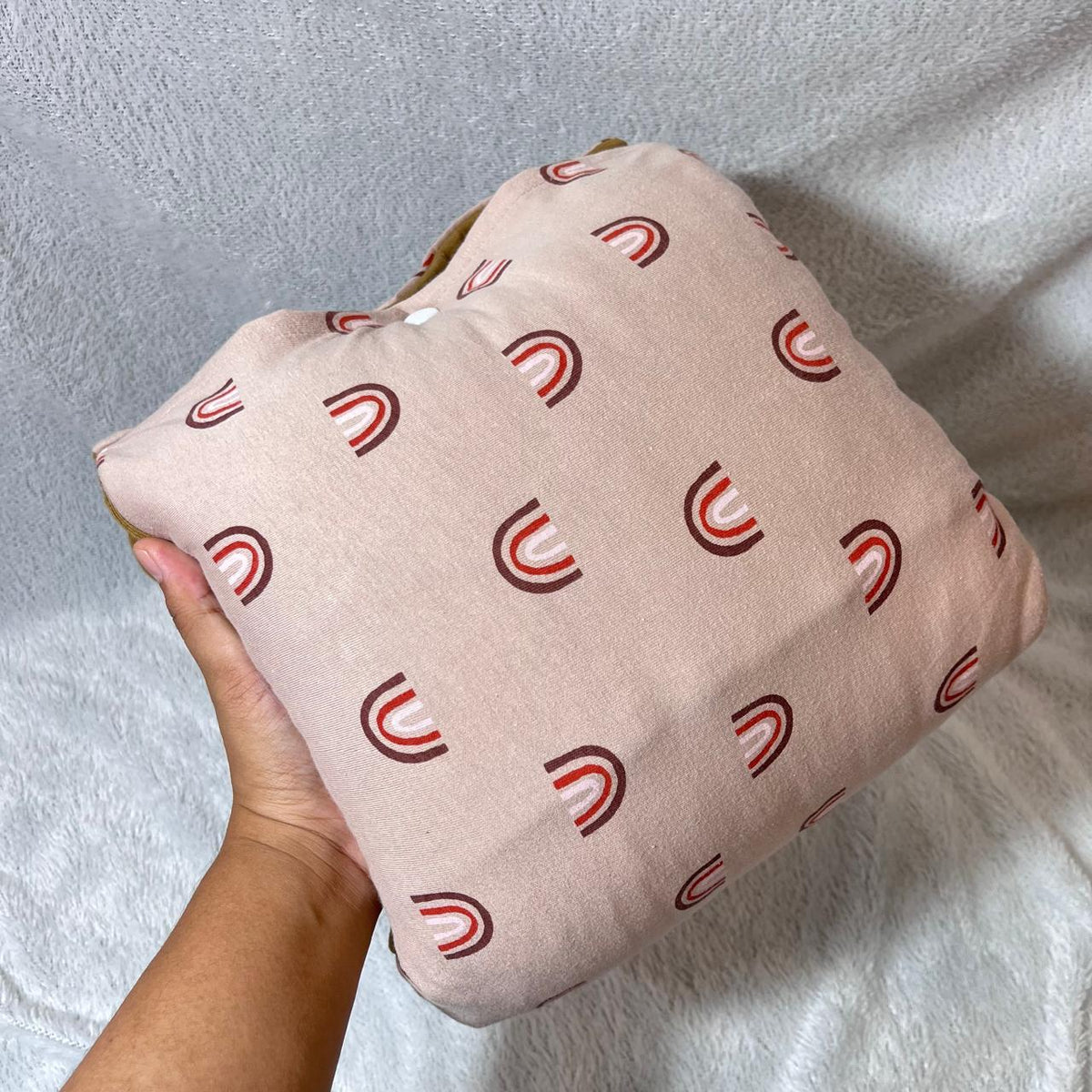 TRAVEL NURSING ARM PILLOW_PELANGI COKLAT (KAOS)