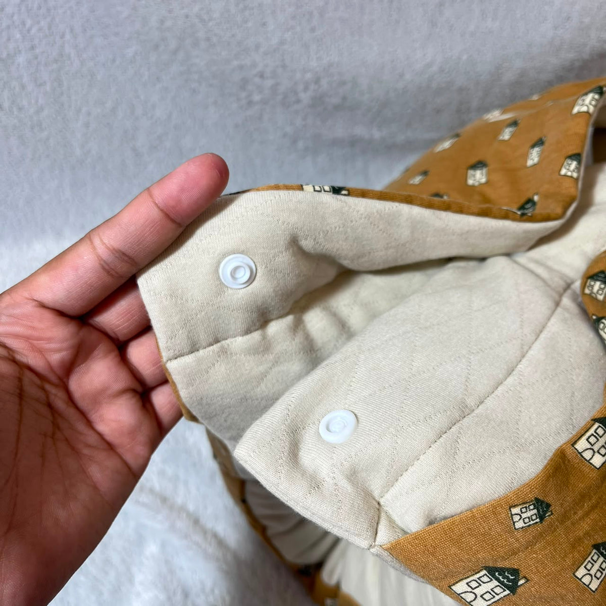TRAVEL NURSING ARM PILLOW_RUMAH COKLAT (KAOS)