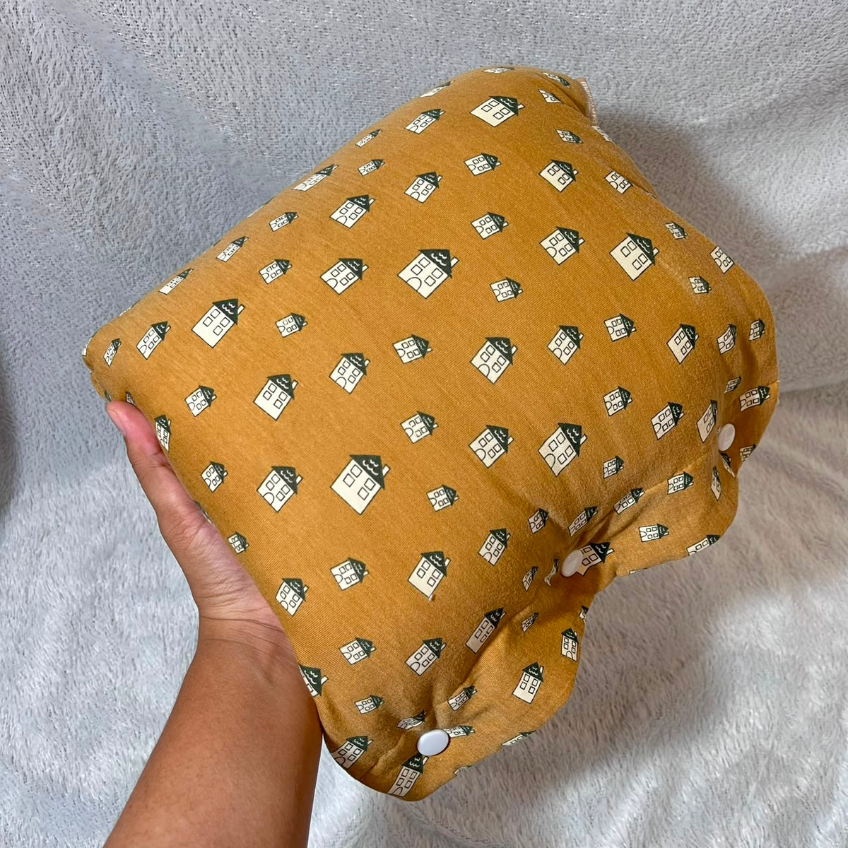 TRAVEL NURSING ARM PILLOW_RUMAH COKLAT (KAOS)